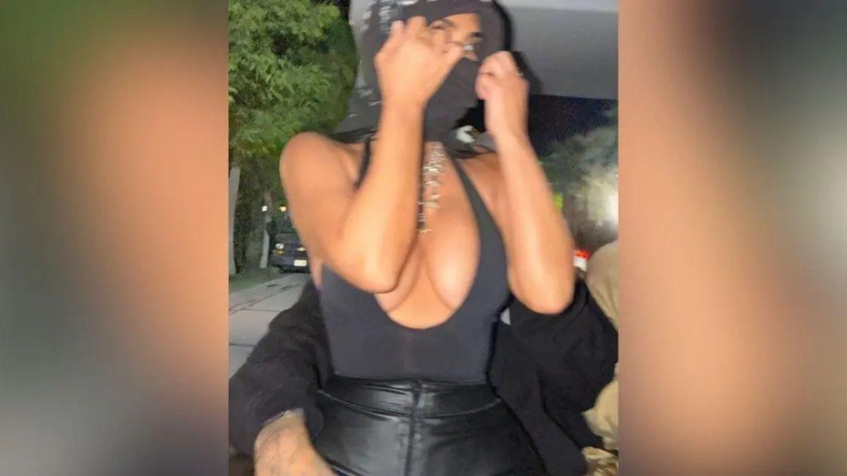 Photo of A body language expert thinks Kim Kardashian and Lewis Hamilton's recent beach date was staged for photographers.