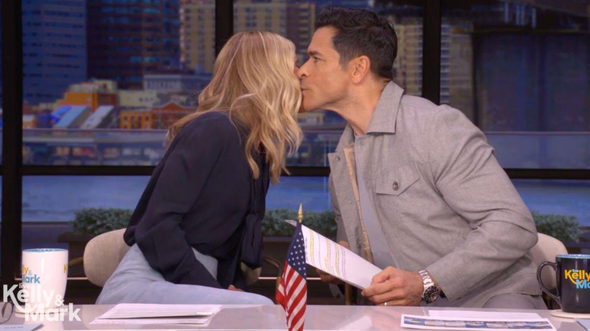 Image of Mark Consuelos gave Kelly Ripa a kiss on the cheek during 'Live.'