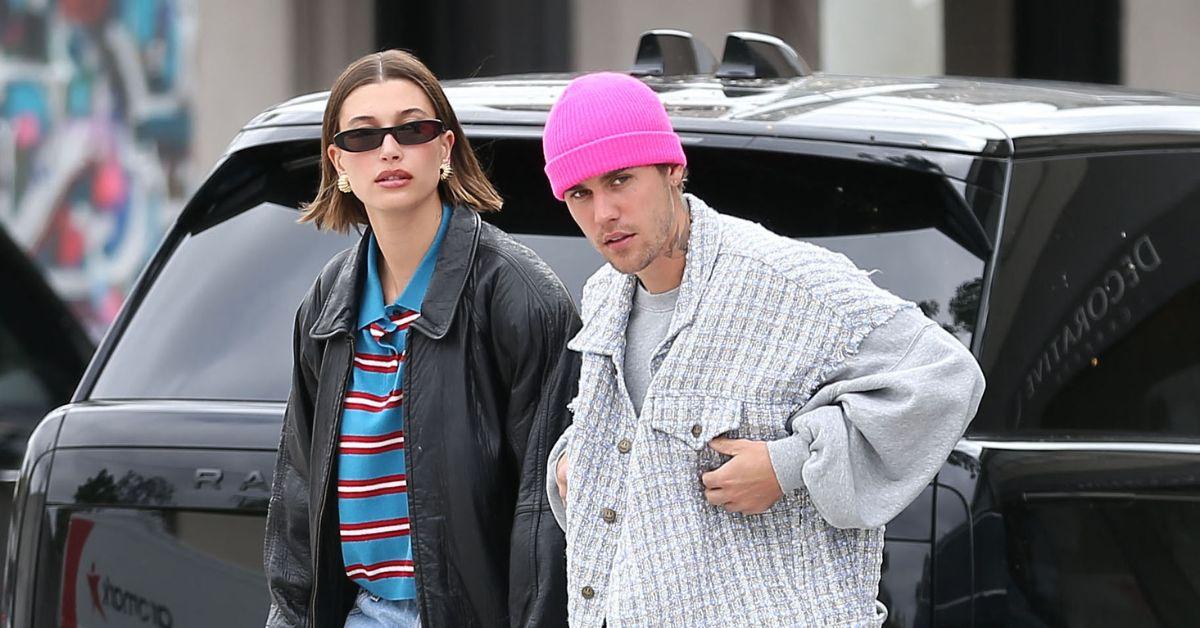 image of Paparazzi were waiting for the couple after their date.