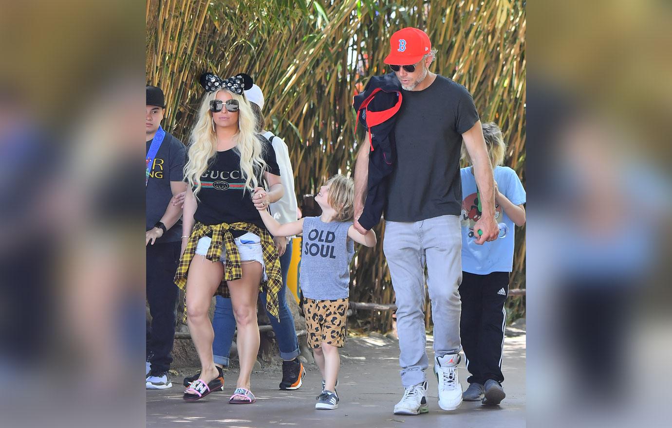 Jessica simpson breaks down son hospital 6