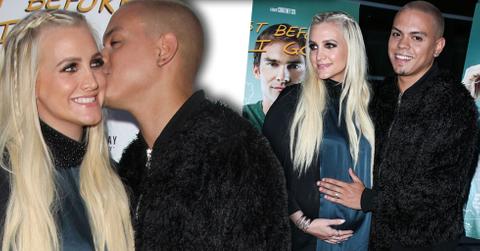 Pregnant ashlee simpson holds baby bump