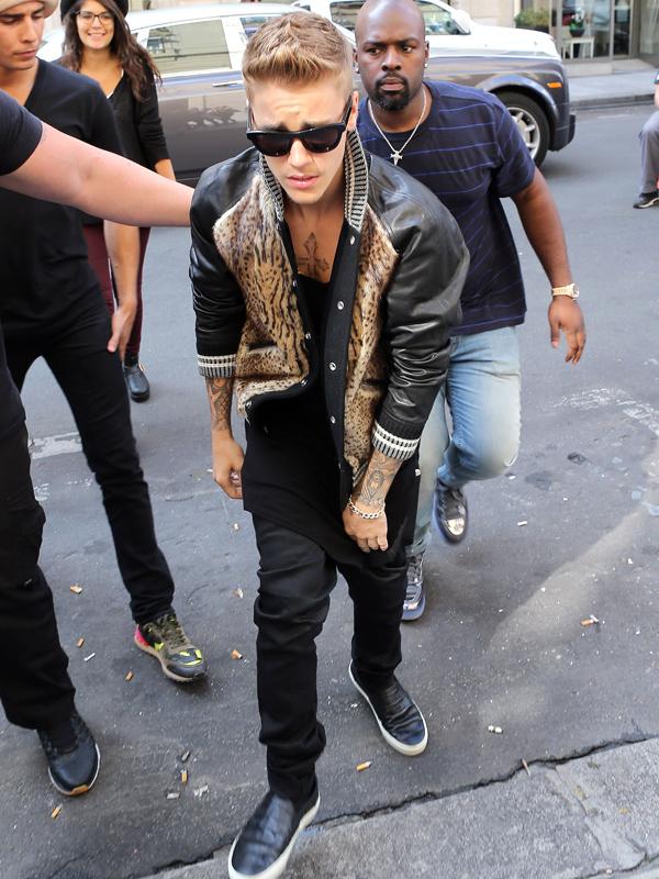 Justin Bieber Starts Yet Another Fight With The Paparazzi, This Time in