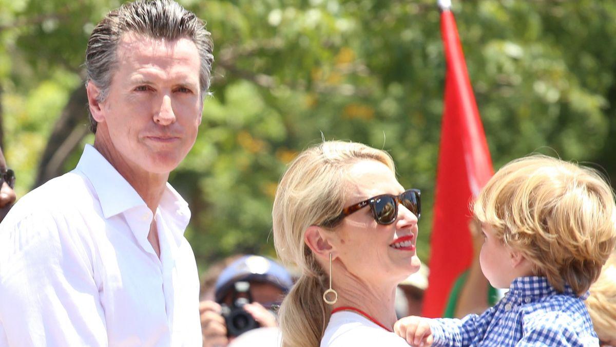 photo of gavin new some and wife jennifer