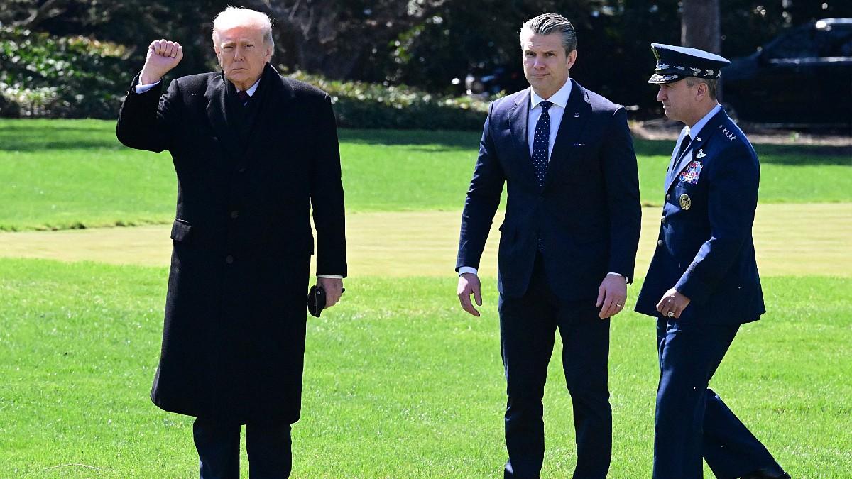 image of Pete Hegseth was allegedly seen chewing something during the event. 