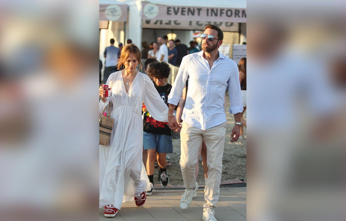 loved up jennifer lopez ben affleck enjoy malibu chili cook off with pop stars twins