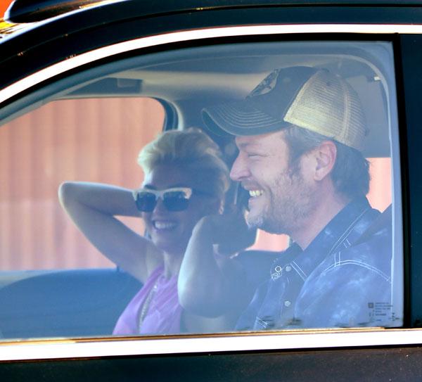 gwen stefani blake shelton dating engaged