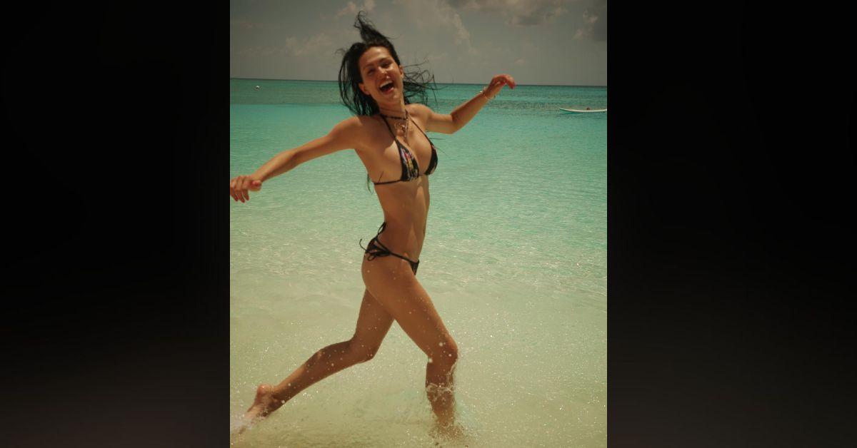 amelia gray hamlin shows butt tanning nude tropical vacation photos pp c