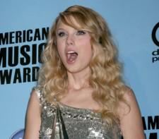 2009__12__wenn_taylor_entertainer 225×197.jpg