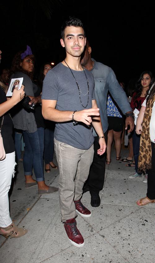 2011__09__joe jonas sept21 z01_ _2.jpg