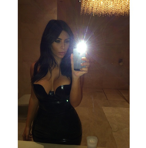 Kim kardashian narcissistic selfies 001