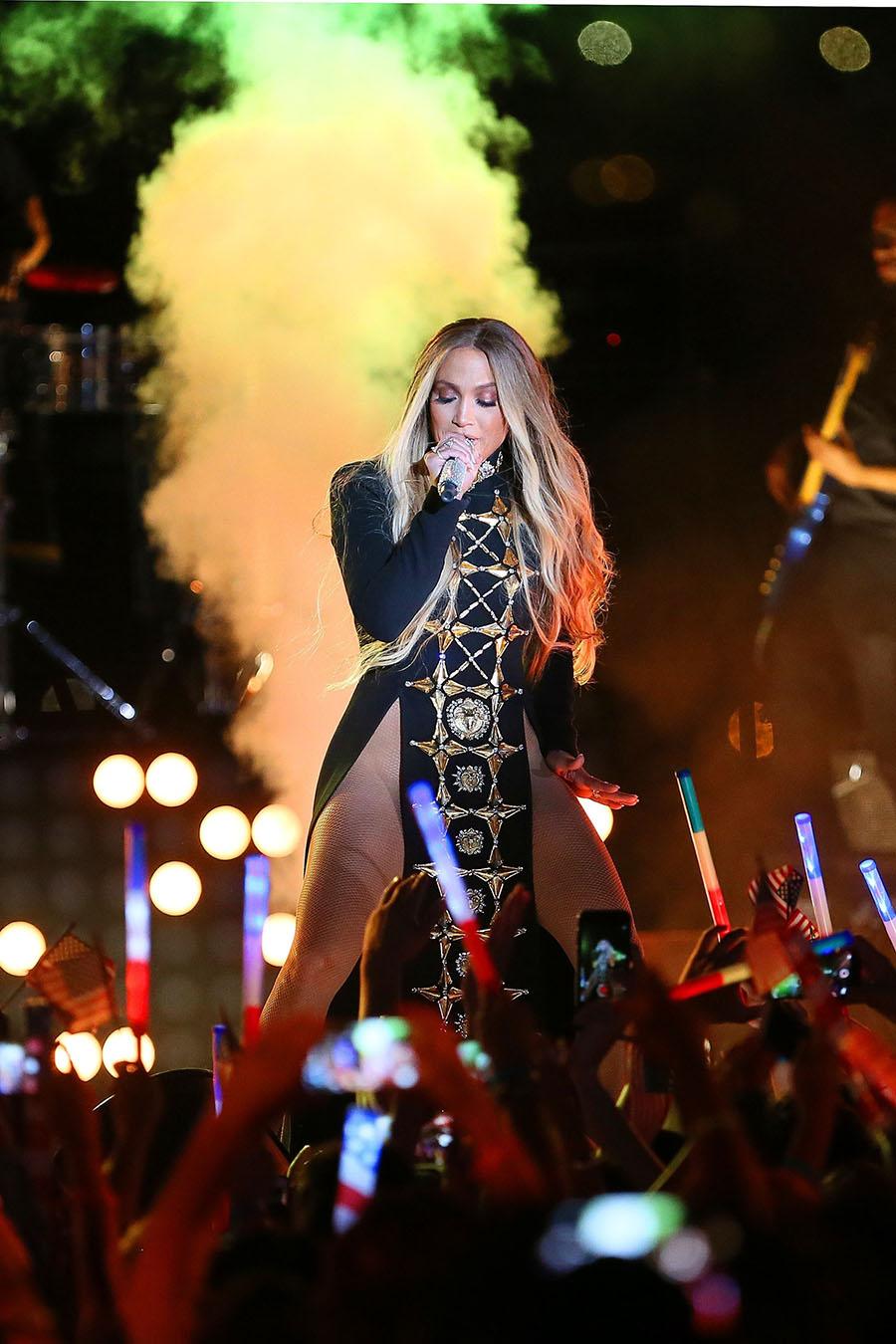 Jennifer Lopez goes commando at Macy&#8217;s 4th of July Fireworks Spectacular