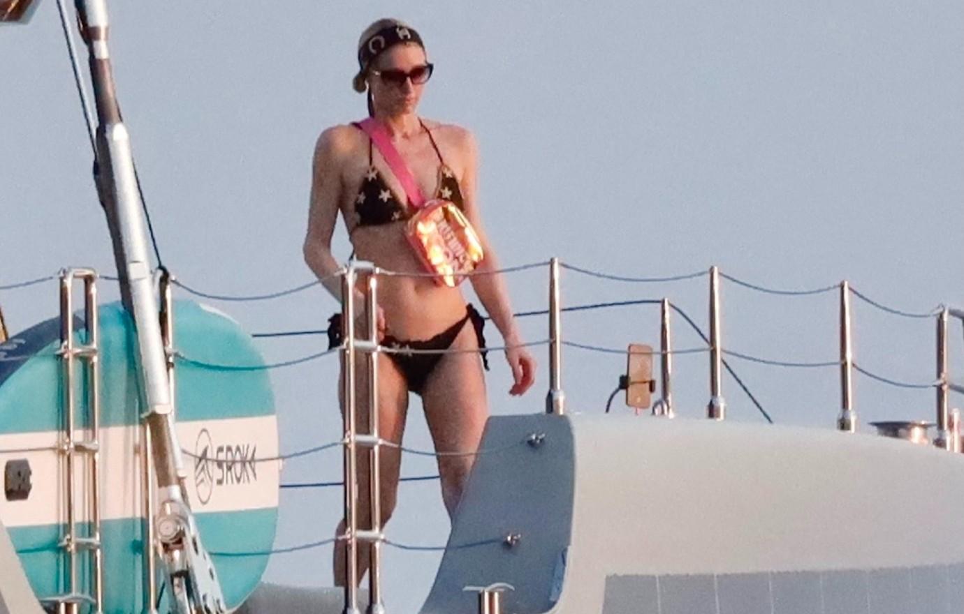 paris hilton bikini st tropez yacht   ok