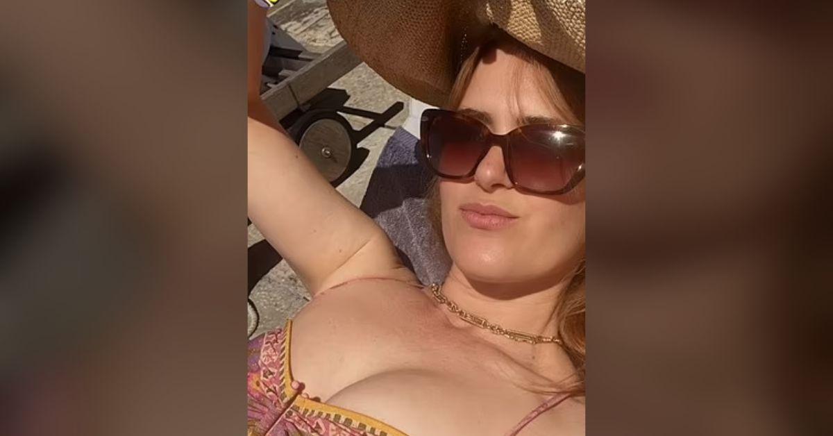 isla fisher  sizzles bikini jokes aging physique