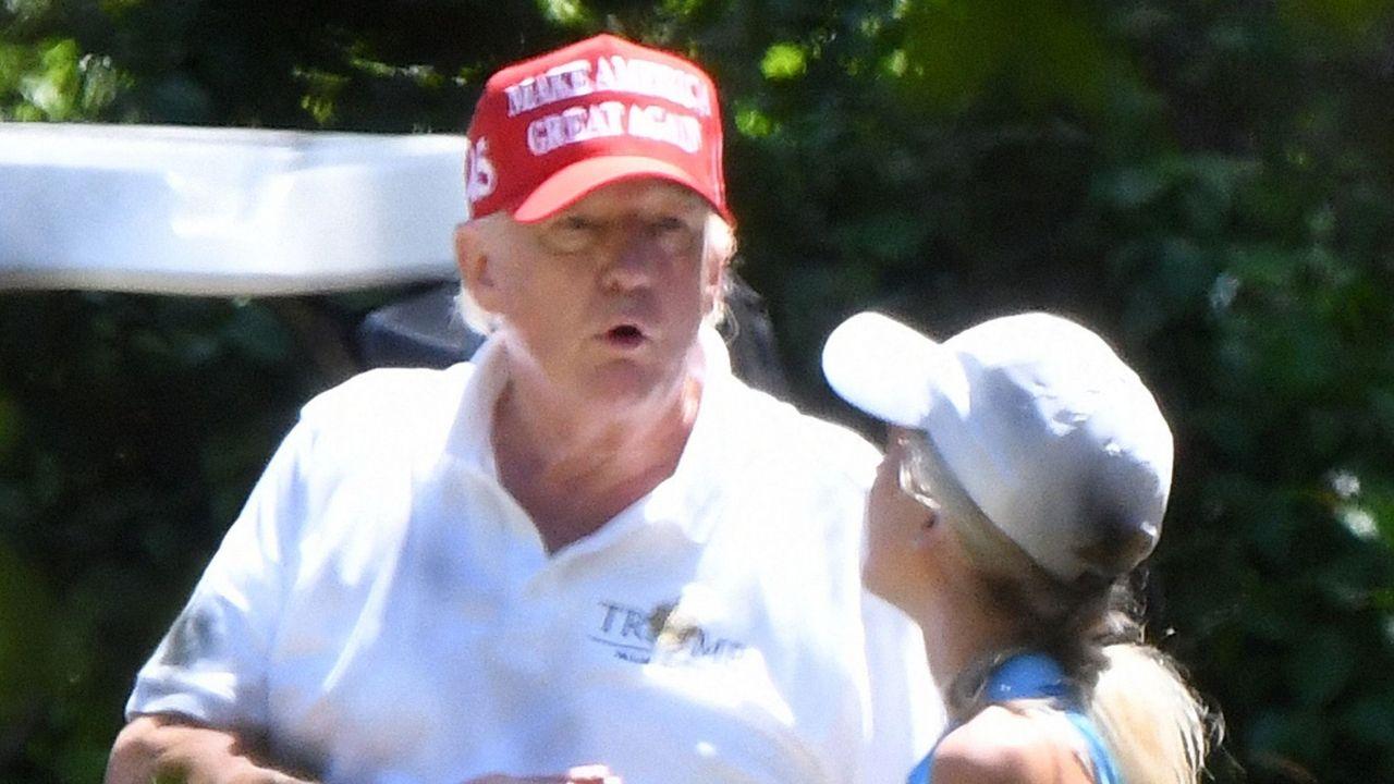 photo of Donald Trump's aide Natalie Harp allegedly leaves adoring notes for the president around his office.