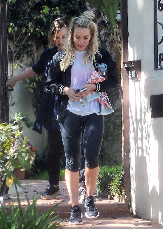 Hilary Duff Stops By A Friends House