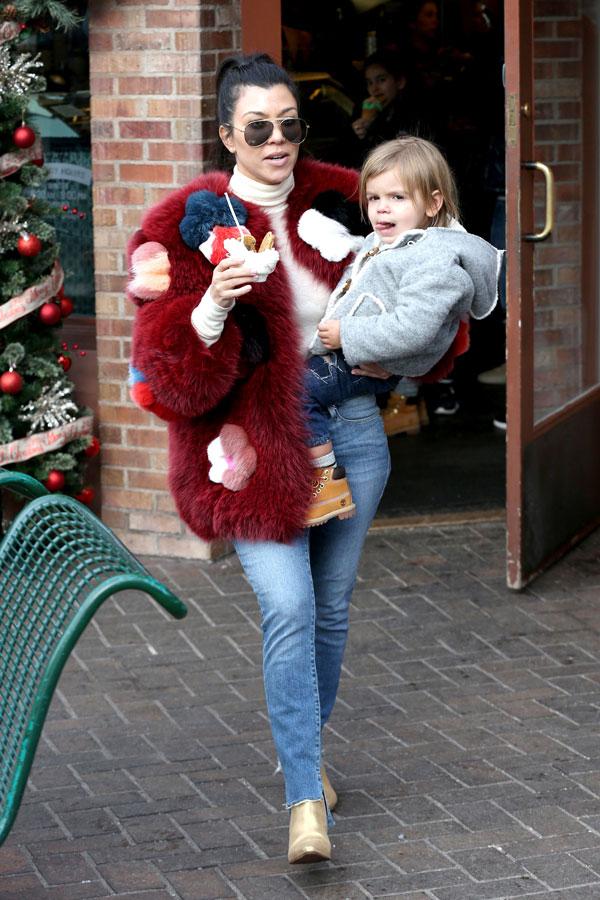 Ffn_akmff2go_kardashiandisick_shop_exc_123016_52269395
