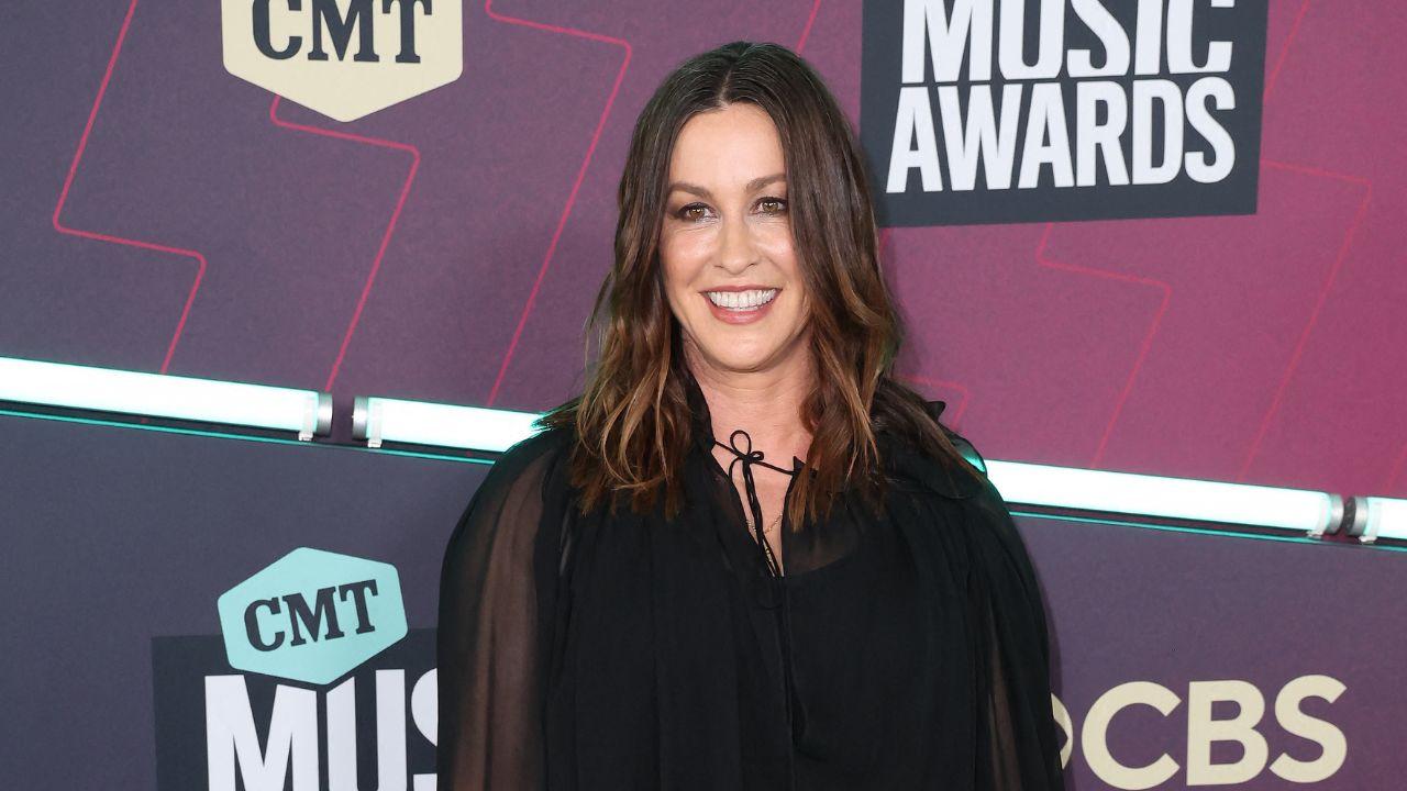 Photo of Alanis Morissette.
