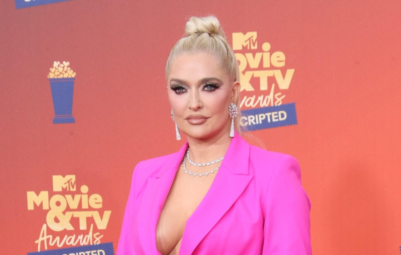 Erika Jayne lugs her own groceries amid financial woes