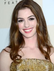 2011__08__anne_hathaway 230&#215;300.jpg