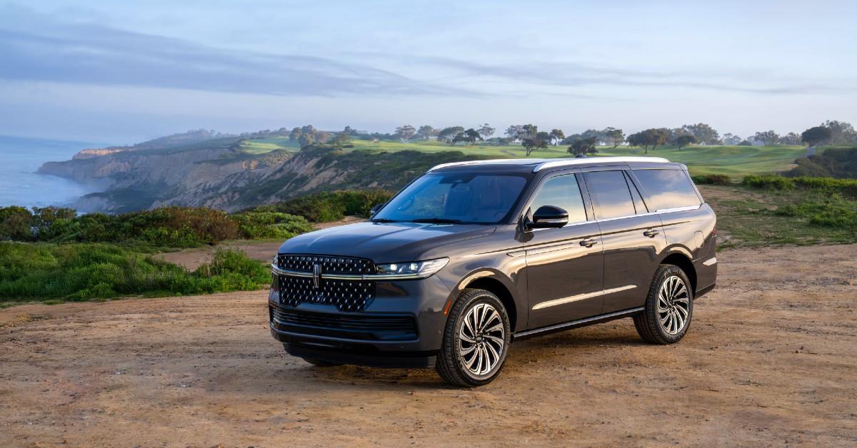 image of The all-new 2025 Navigator brings a bold confident look. 