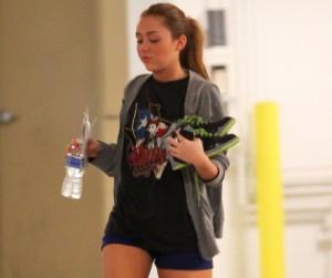 2011__02__miley_cyrus_feb22_82a 300×251.jpg