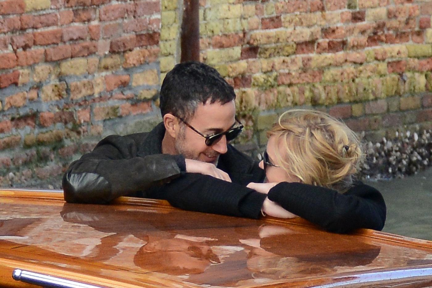 Anna Faris looks smitten as she enjoys a day out with new boyfriend Michael Barrett in Venice!