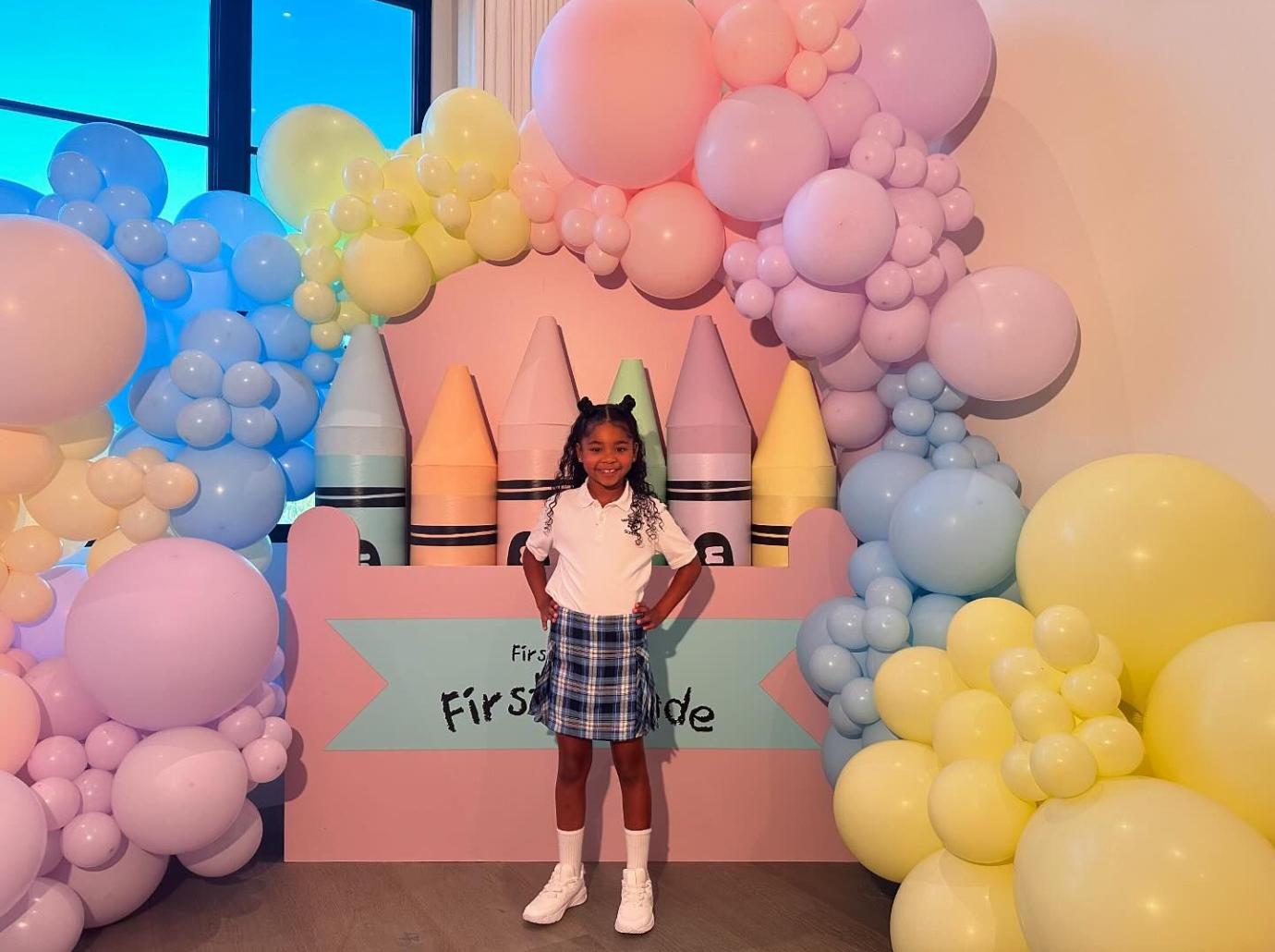 khloe kardashian daughter true first day school excessive balloons