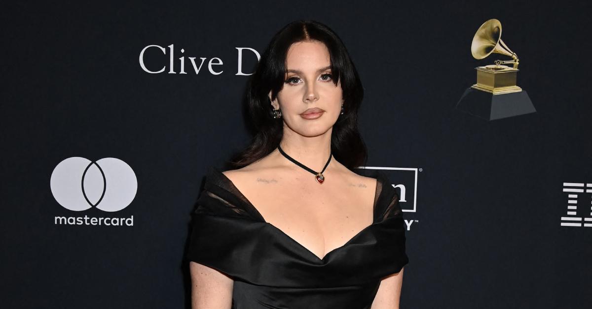 lana del rey lashes out fan posting selfie singer promising not photo