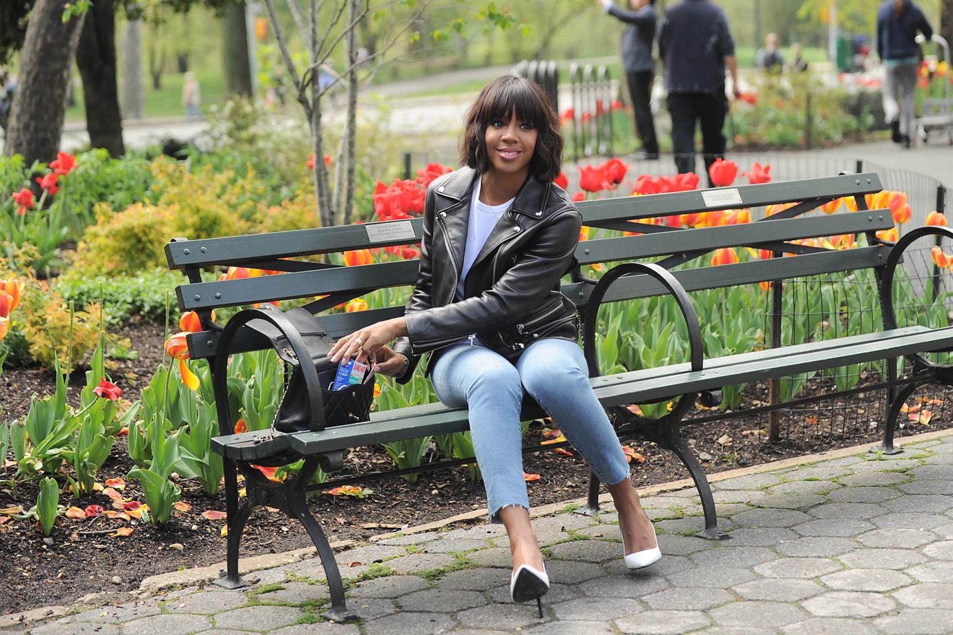 Kelly Rowland Takes a Rest in the Park