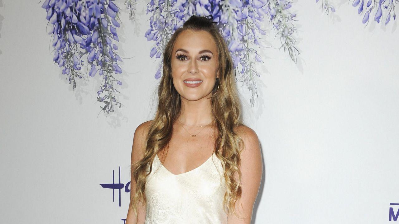 Image of Alexa PenaVega urged Alfonso Ribeiro to watch the full clip.