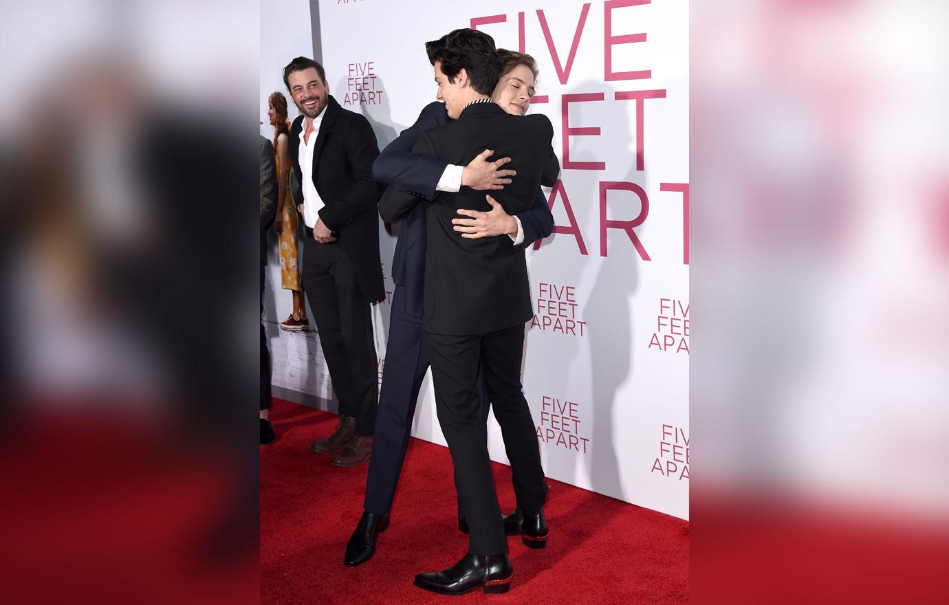 Cole Sprouse and Lili Reinhart Five Feet Apart Premiere - Cole Sprouse and  Lili Reinhart Red Carpet PDA Five Feet Apart Premiere