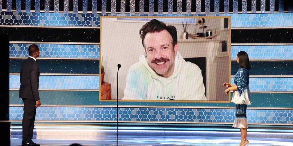 Jason Sudeikis Attends Golden Globes Virtually In TieDye Hoodie(02)