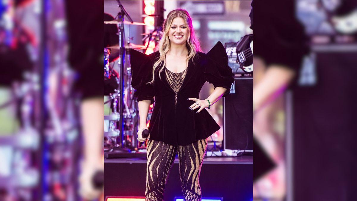 Image of Kelly Clarkson first suggested that Taylor Swift should re-record her songs.