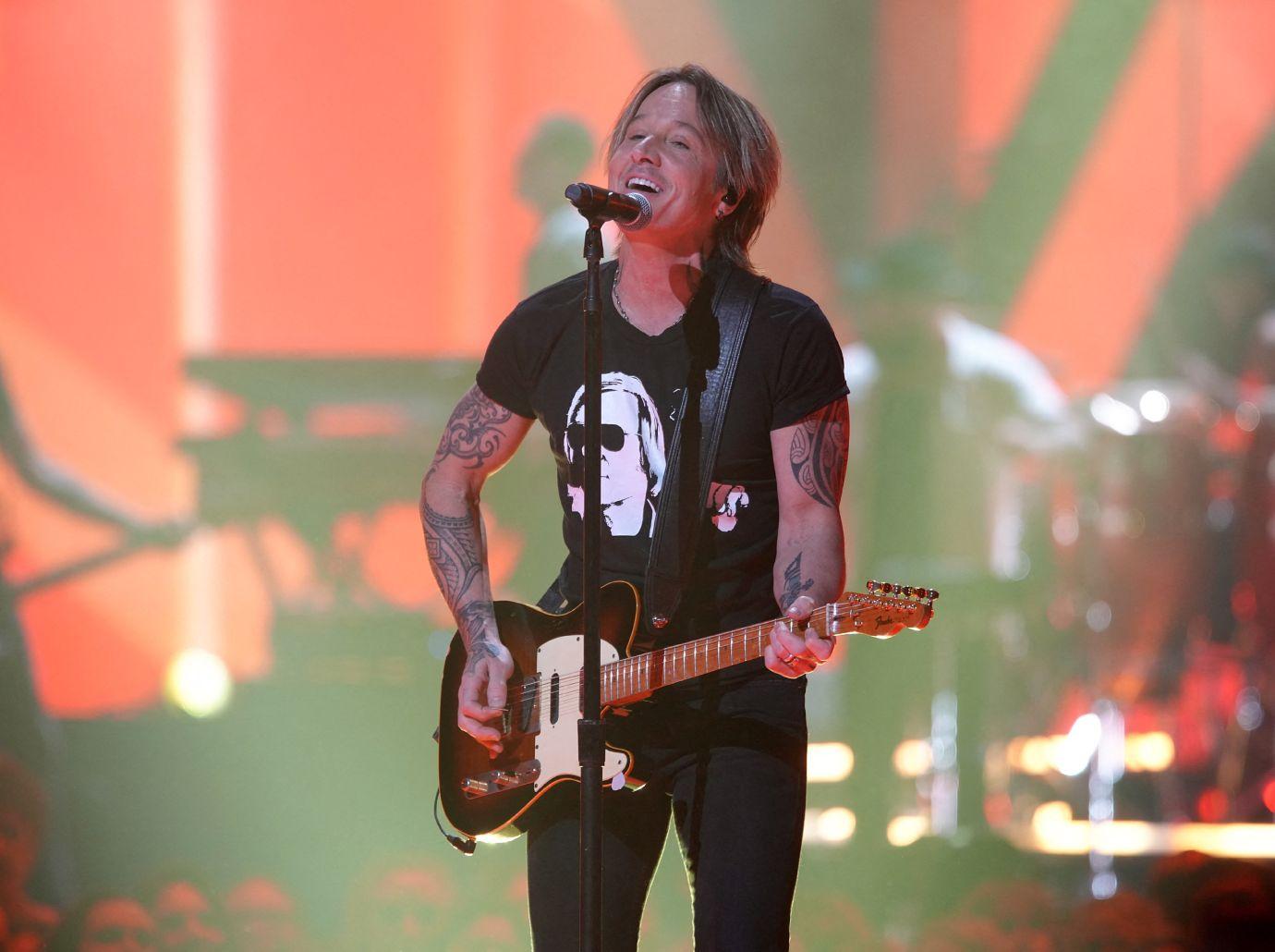 keith urban tries impress nicole kidman watches him perform