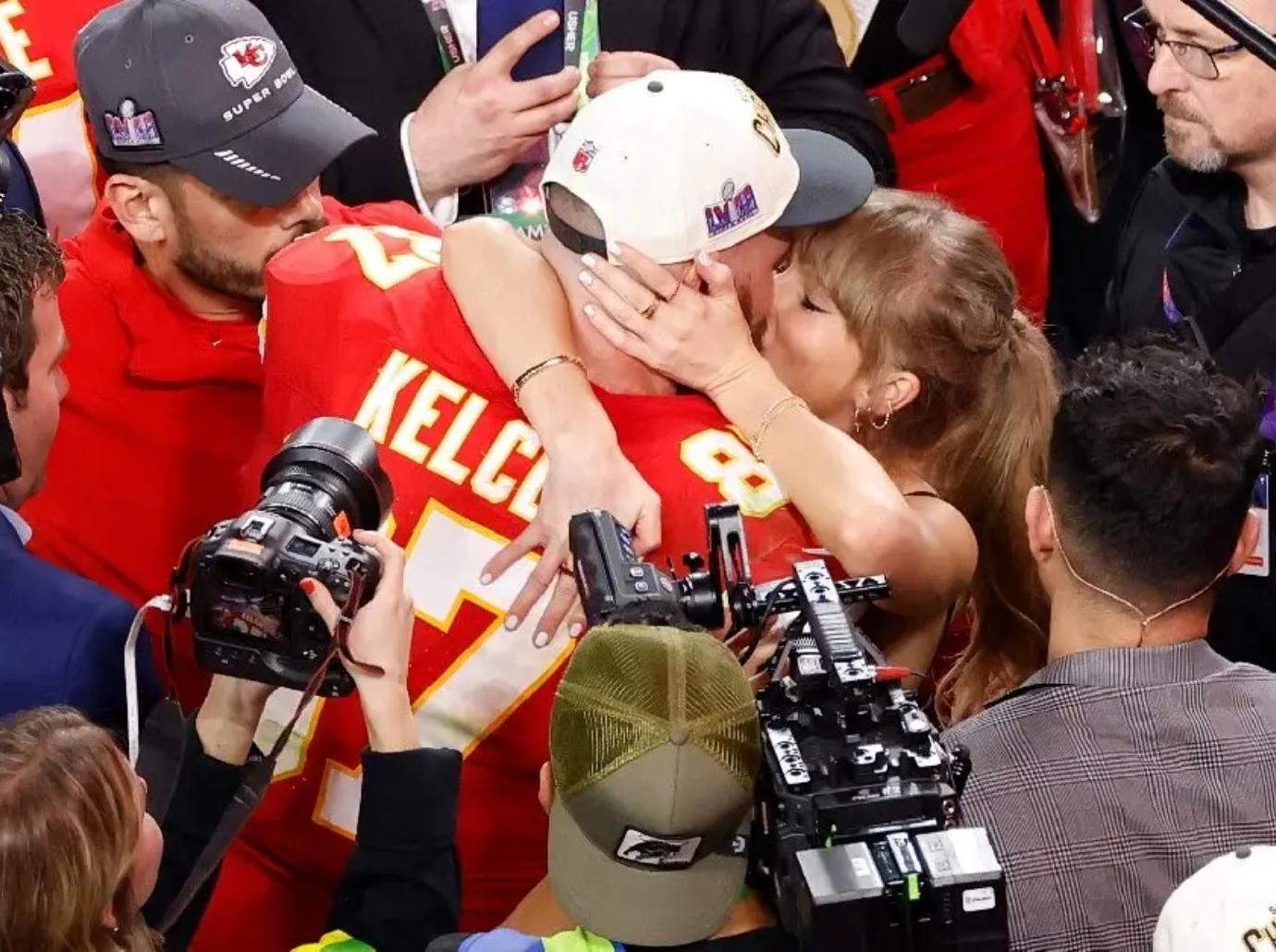 travis kelce dances taylor swift shake it off podcast watch