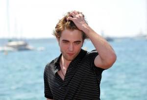 2011__05__Rob_Pattinson_bday_May13_611 300×204.jpg