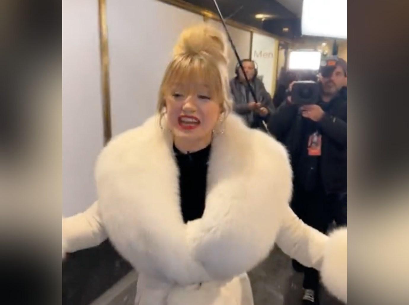 Kelly Clarkson Fans Rave Over Her Christmas Look Photos