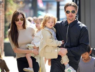 Brad pitt angelina jolie twins dec16 001.jpg