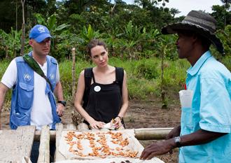 Angelina jolie ecuador april23 .jpg