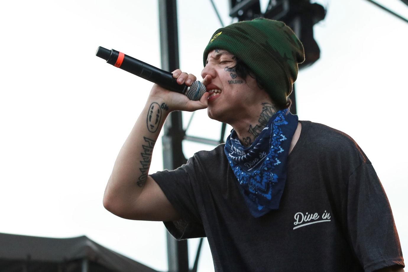 Lil xan onstage1