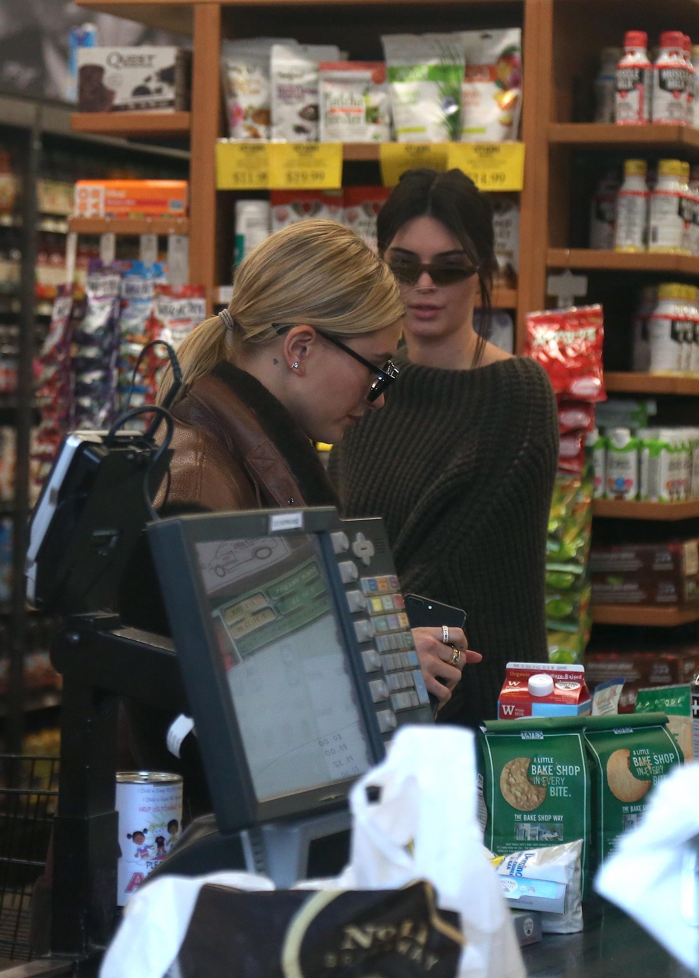 Kendall jenner hailey baldwin shopping