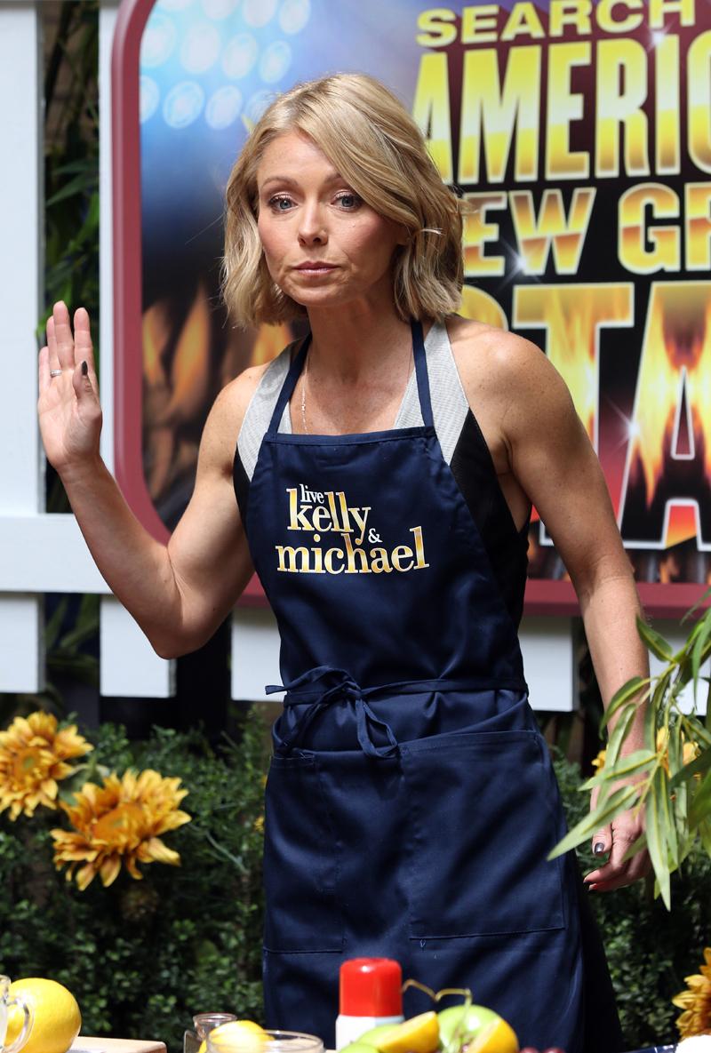 INF &#8211; Kelly Ripa On The &#8220;Kelly and Michael&#8217; Set