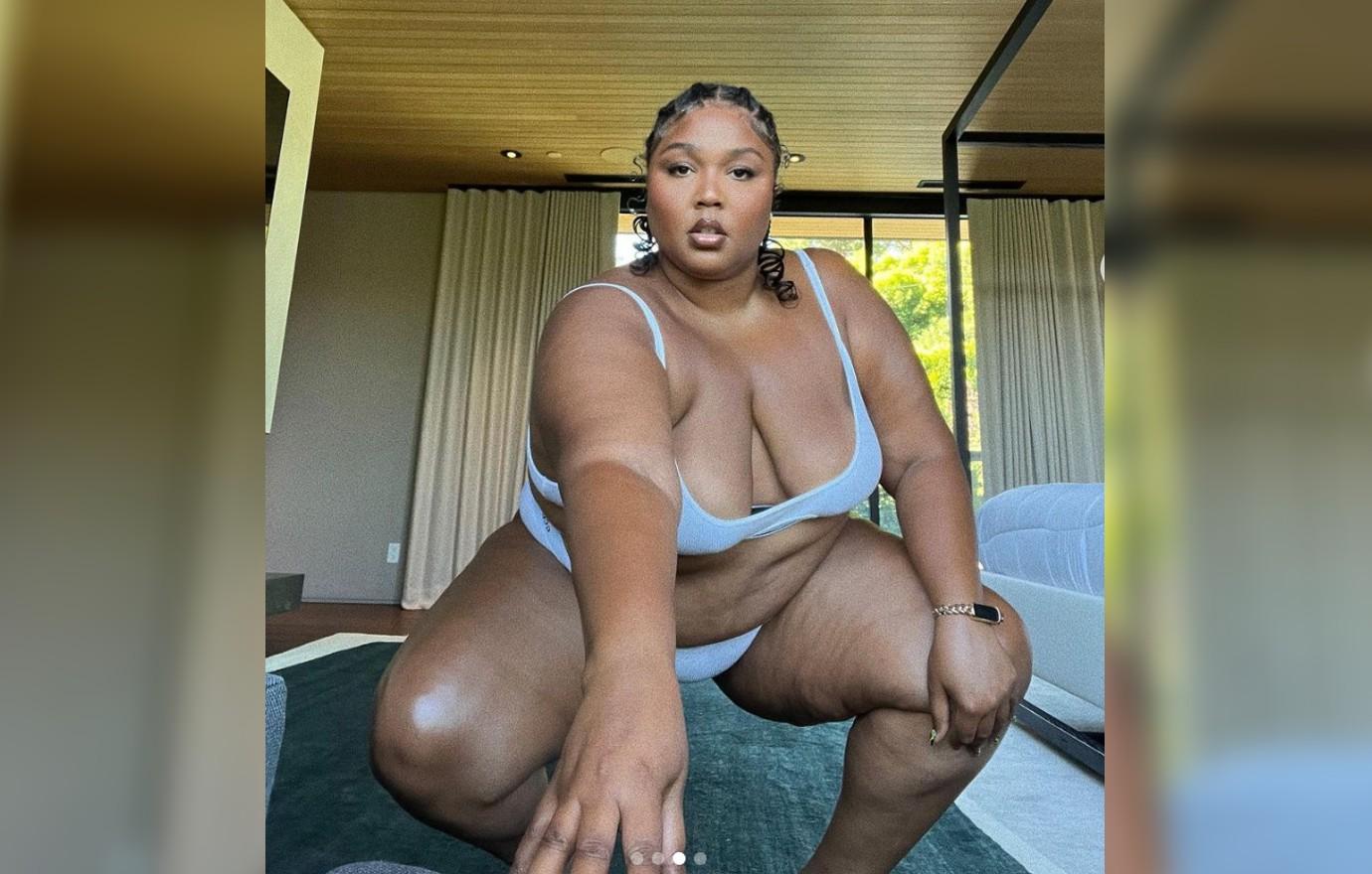 Lizzo poses in only her panties (photos)