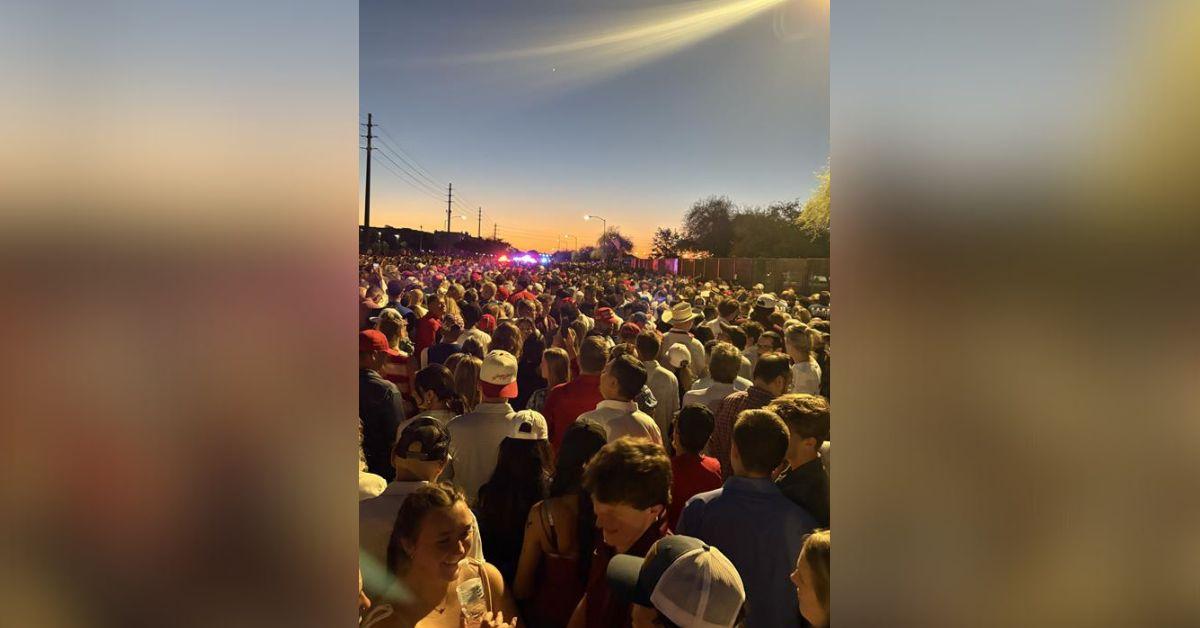 image of Crowds were lined up before sunrise.