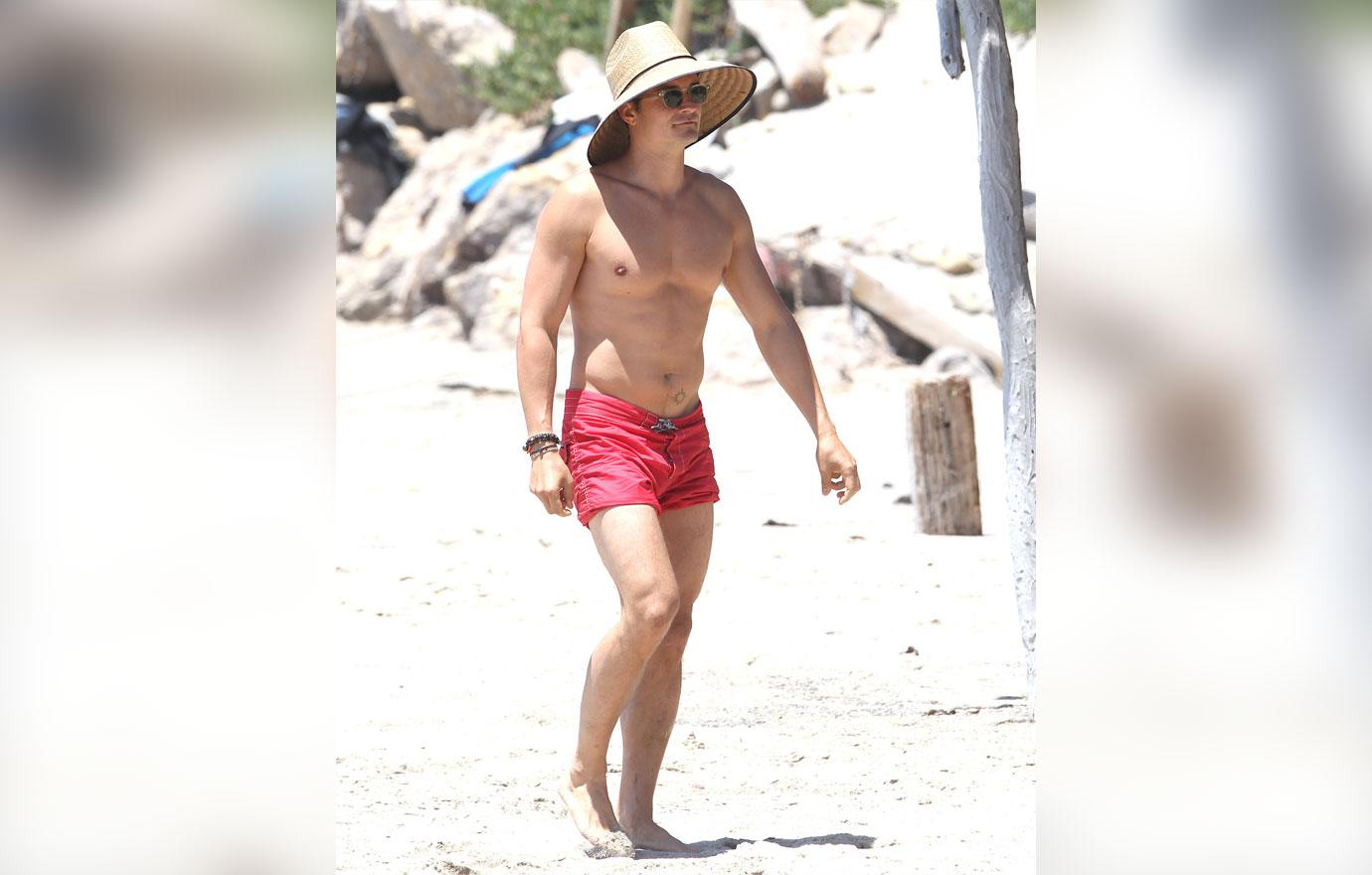 Orlando Bloom Katy Perry Friend Mia Moretti Beach Photos 04