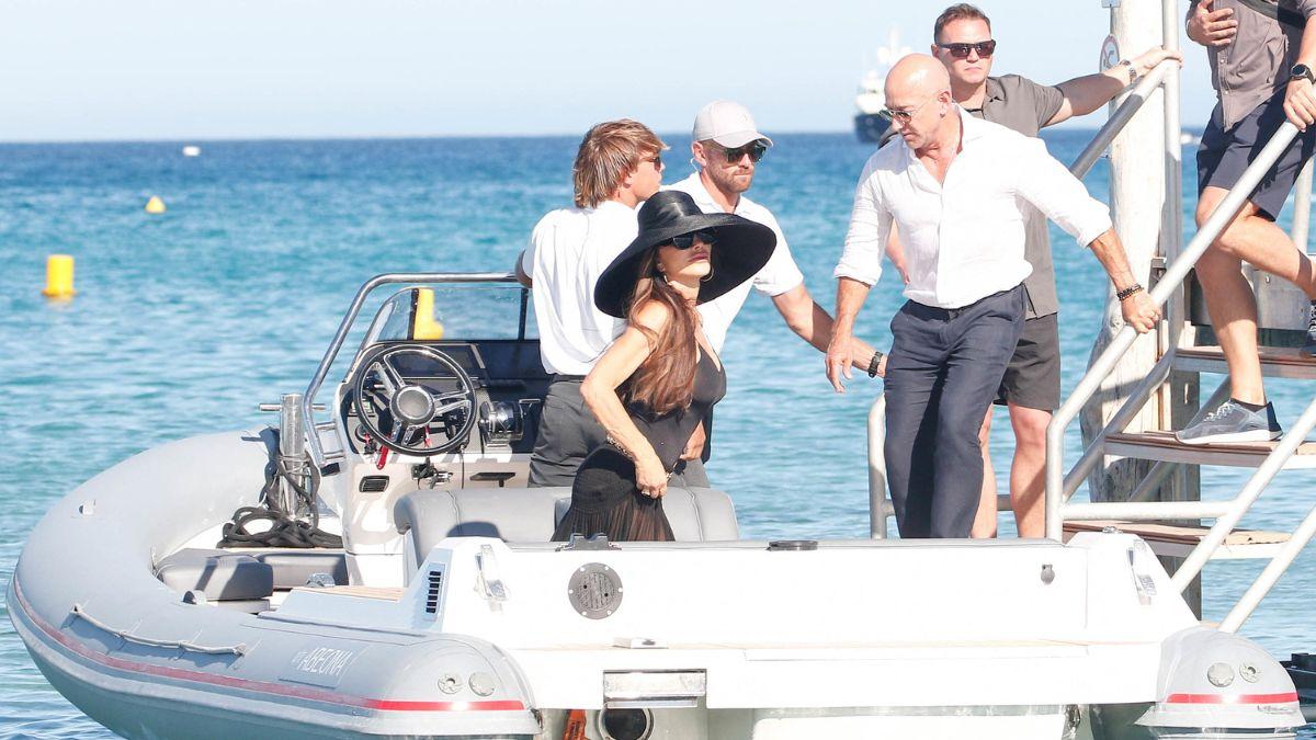 image of Jeff Bezos and Lauren Sanchez