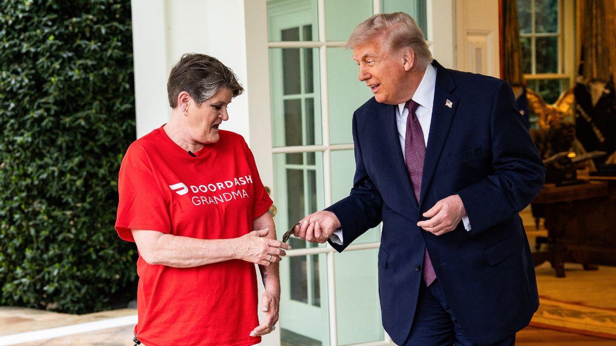 image of Donald Trump thanked Sharon Simmons for her support.