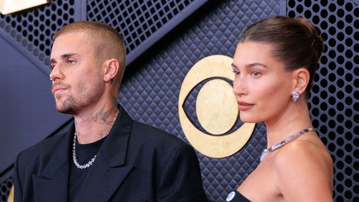 Photo of A body language expert said the stars often 'glanced away' from each other at the game.