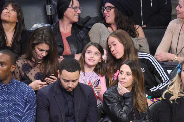 Katie holmes suri cruise lakers game 04