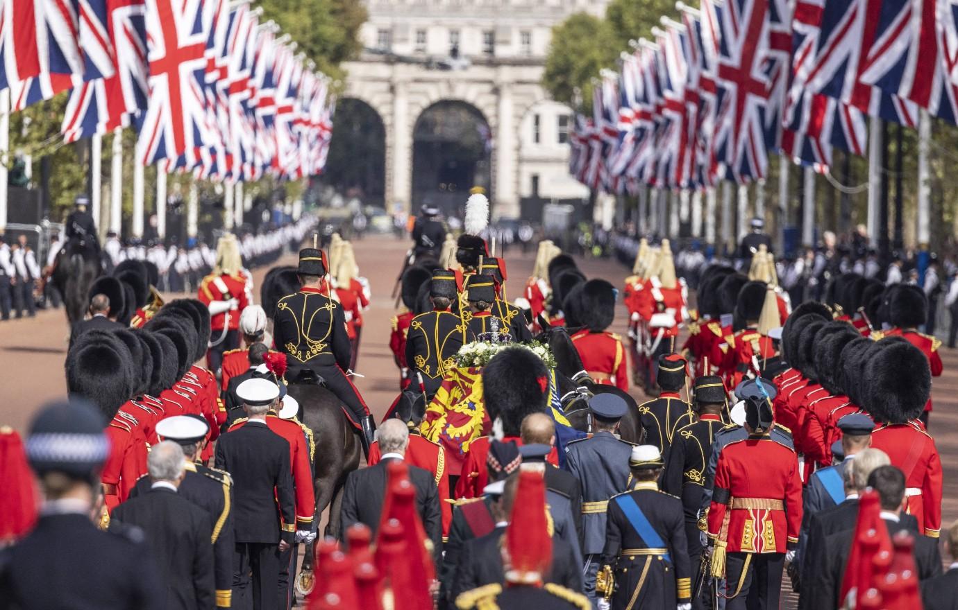 prince william queen elizabeth death reminded princess diana funeral